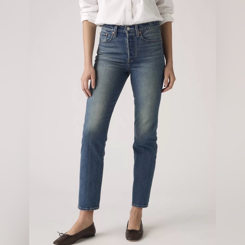 Levi’s Wedgie Medium Wash Jeans Size 28